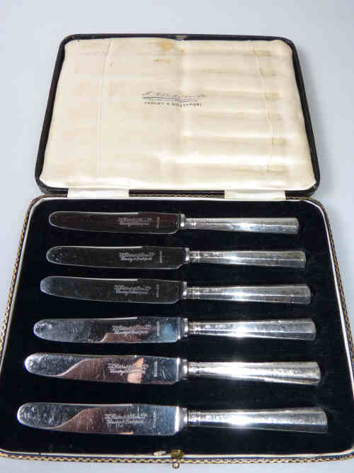 Cased set of six handled tea knives