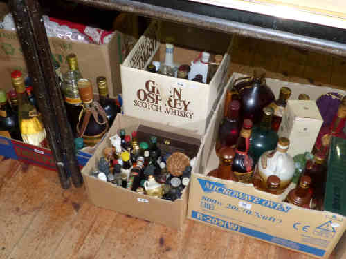 Four boxes of wine, Bells Wade decanters, spirit miniatures and bottles of spirit