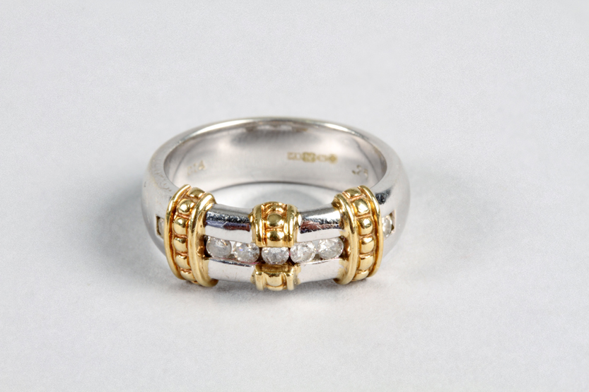 9 carat white and yellow gold band with seven set brilliant cut diamonds, approx. 7.2 grams