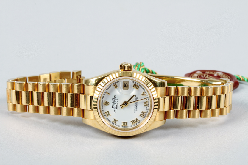 Ladies 18 carat yellow gold Rolex Oyster perpetual datejust wrist watch, white circular dial,