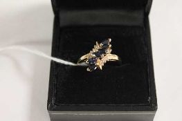 A diamond and sapphire ring.   CONDITION REPORT:  Good condition, mounted in yellow metal, hallmarks
