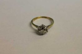 An 18ct gold diamond cluster ring.   CONDITION REPORT:  Good condition.