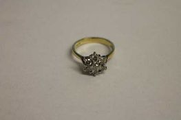 An 18ct gold diamond cluster ring.   CONDITION REPORT:  Good condition.