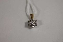 An 18ct gold diamond cluster pendant.   CONDITION REPORT:  Good condition.