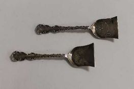 A pair of silver condiment shovels, Sheffield 1899. (2)   CONDITION REPORT:  Good condition with
