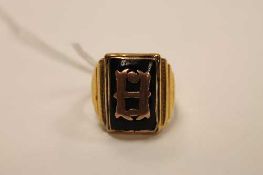 A 22ct gold gentleman's signet ring, 14g.   CONDITION REPORT:  Good condition, with black mounted