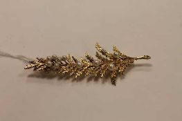 A 9ct gold fern brooch set with seed pearls, length 6.7 cm.   CONDITION REPORT:  Good condition.