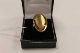 A 9ct gold dress ring, 4.9g.   CONDITION REPORT:  Good condition.