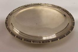 A silver shallow dish on raised foot, Birmingham 1990, width 13 cm, 126.2g.   CONDITION REPORT: