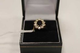 A 9ct gold garnet cluster ring.   CONDITION REPORT:  Good condition.