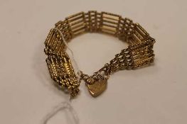 A 9ct gold gate bracelet, 16.8g.   CONDITION REPORT:  Good condition.