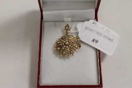 A 9ct gold seed pearl star pendant. CONDITION REPORT: Good condition.