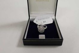 An 18ct white gold diamond cluster ring. CONDITION REPORT: Good condition.