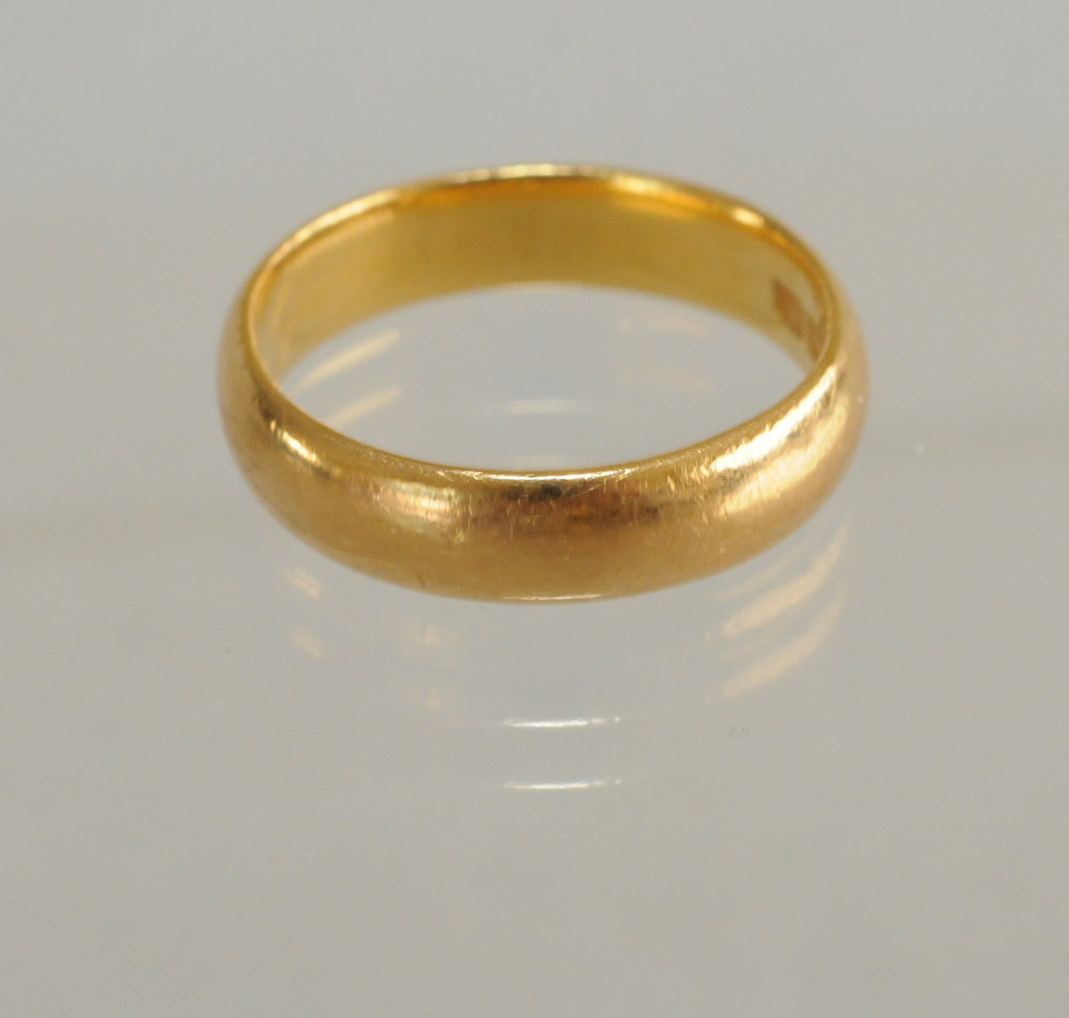 22ct gold band ring.