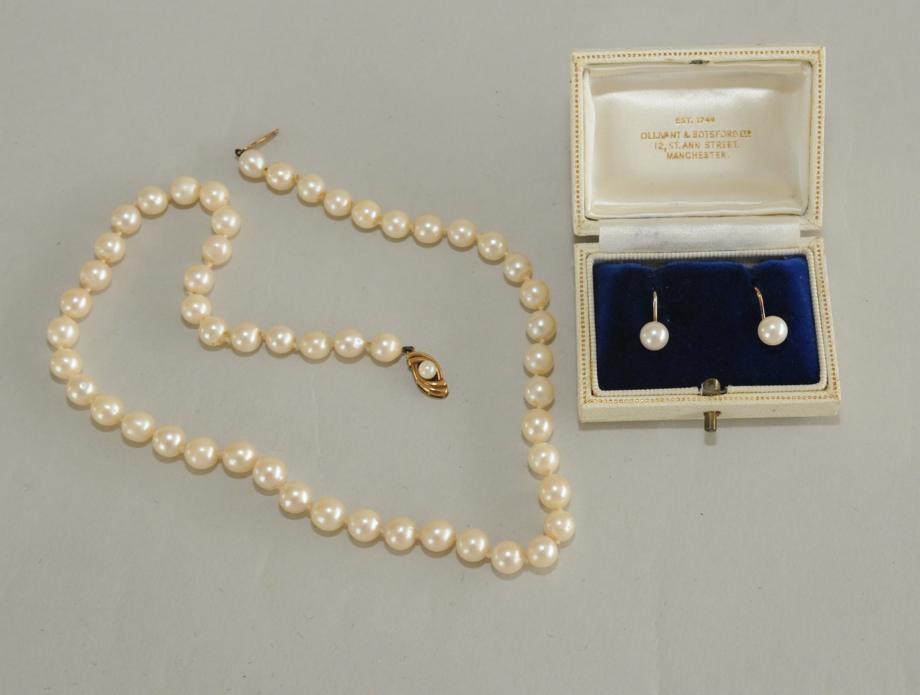 Cultured pearl necklet on gold snap & a pair of similar ear studs.