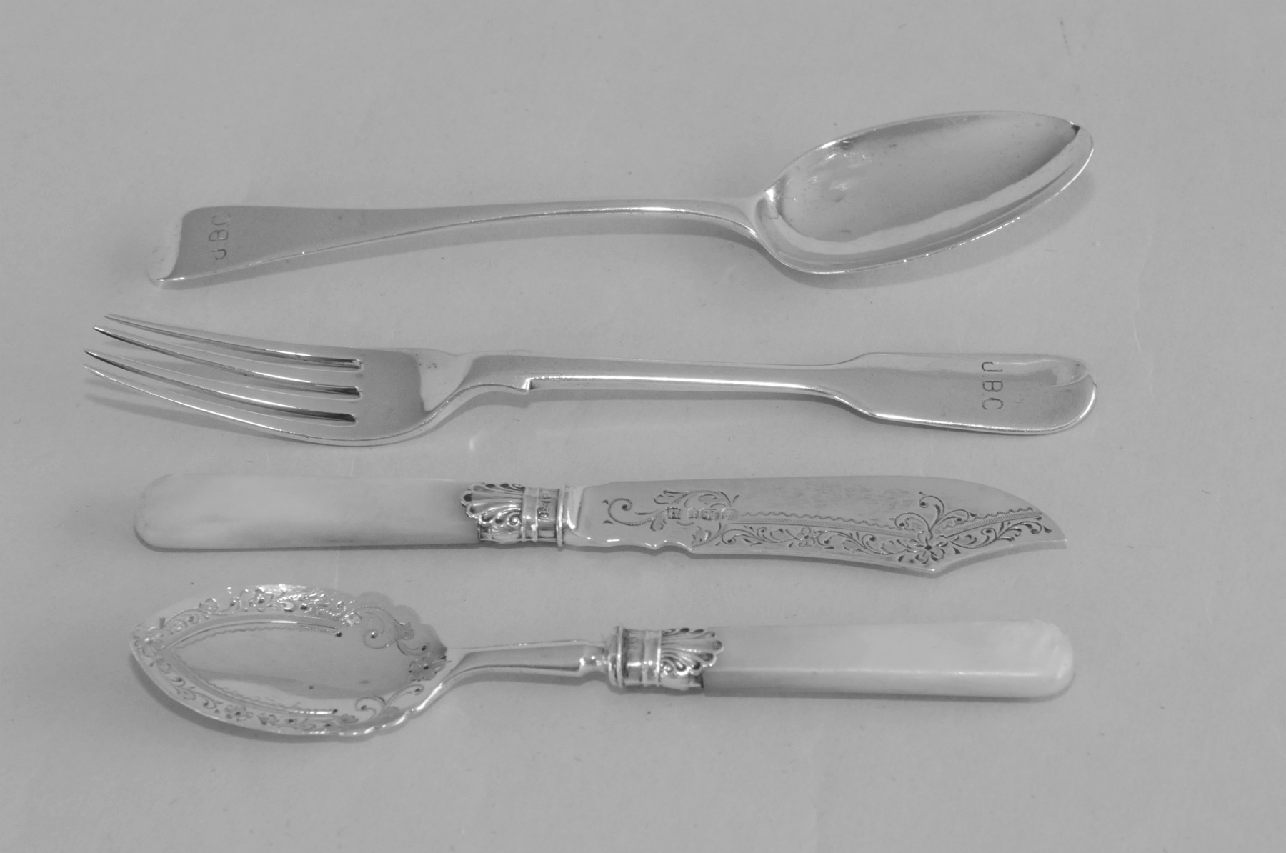 Silver butter knife & jam spoon, 1901/2 & a dessert spoon & fork, 1817 & 1854.