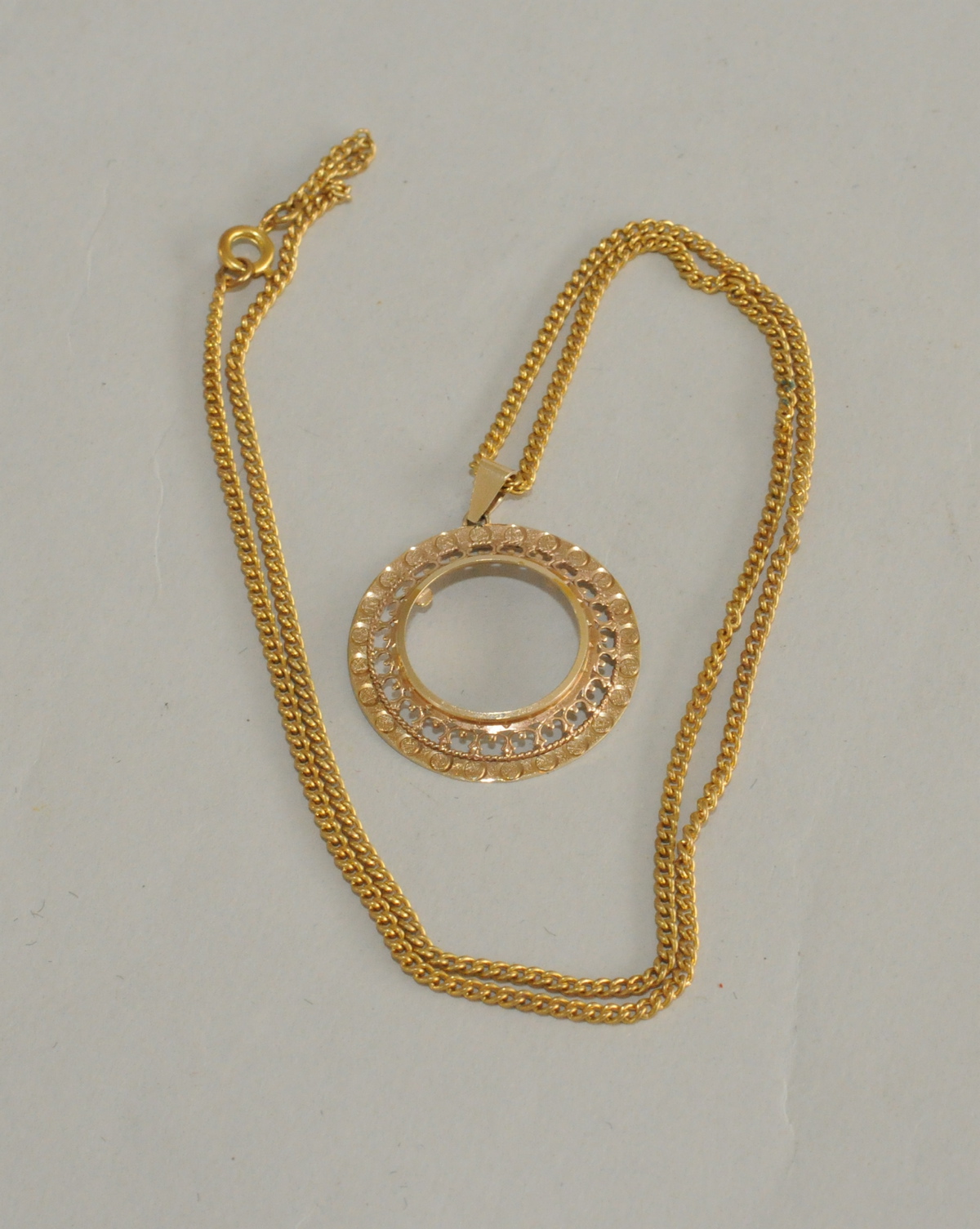 9ct gold sovereign mount with rolled gold necklet.