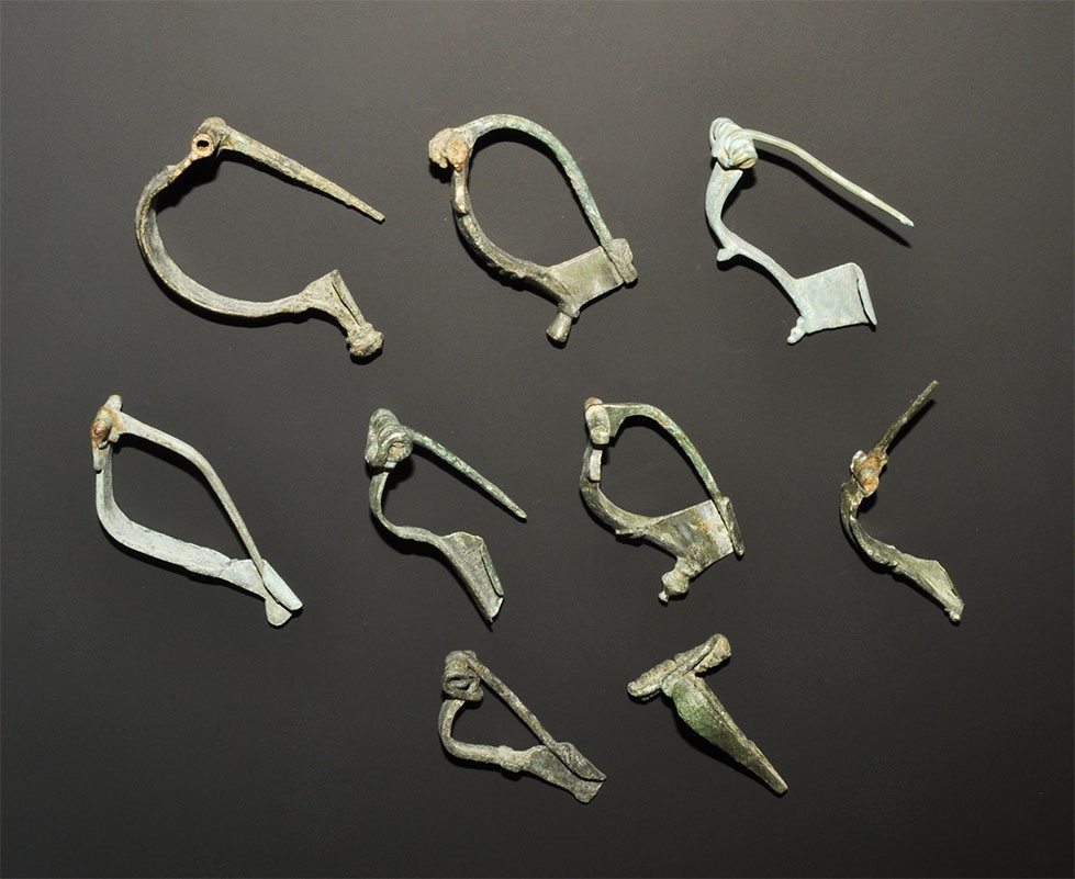 Roman British Bronze Brooch Group1st-2nd century AD. A mixed group of bow brooches comprising: two