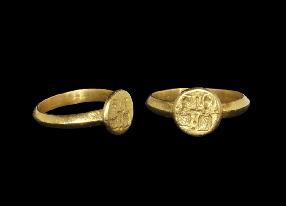 Byzantine Style Gold `Justinian and Theodora` Seal RingAn undatedc archaistic finger ring in 6th