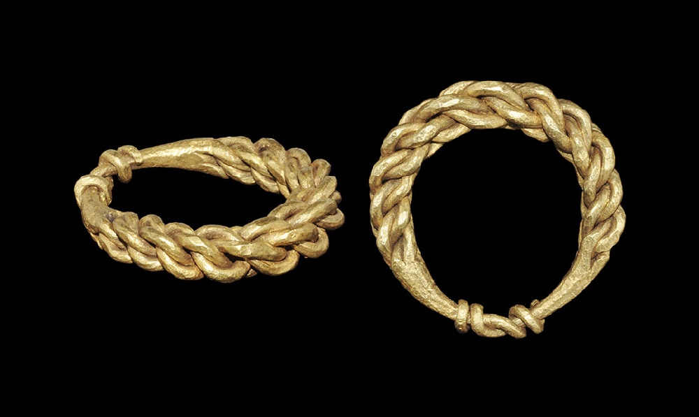 Viking Gold Plaited Finger Ring9th-11th century AD. A hoop of four expanding rods plaited, looped to