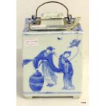 An 18th century square Chinese blue and white porcelain wine/teapot 13x10x9cm