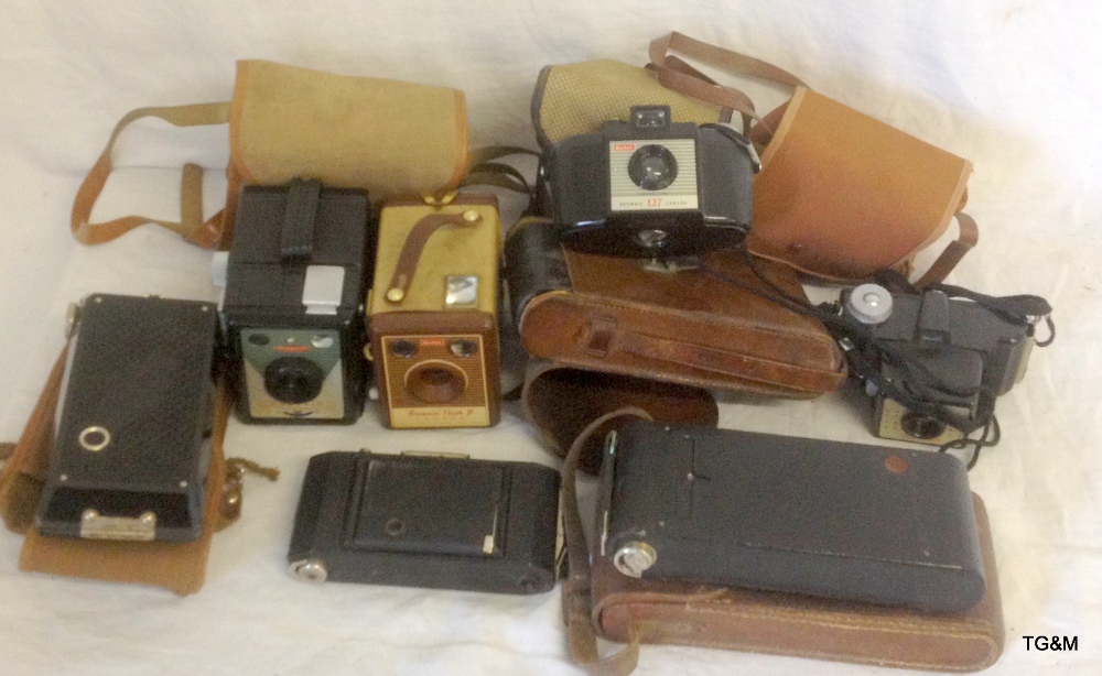 Mixed lot of vintage cameras