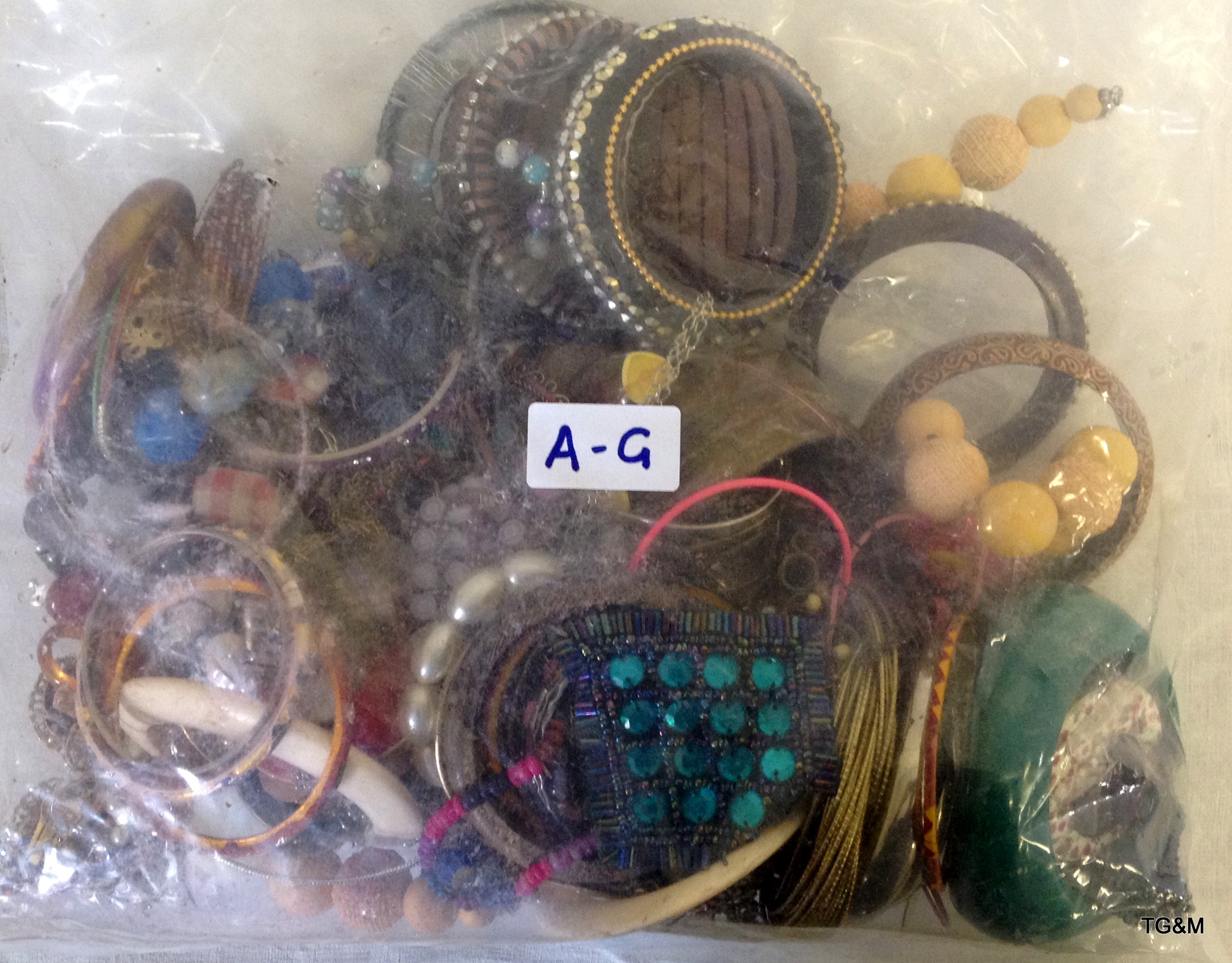 Bag of misc costume jewellery