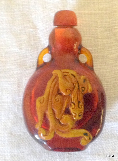 Oriental snuff bottle depicting a dragon