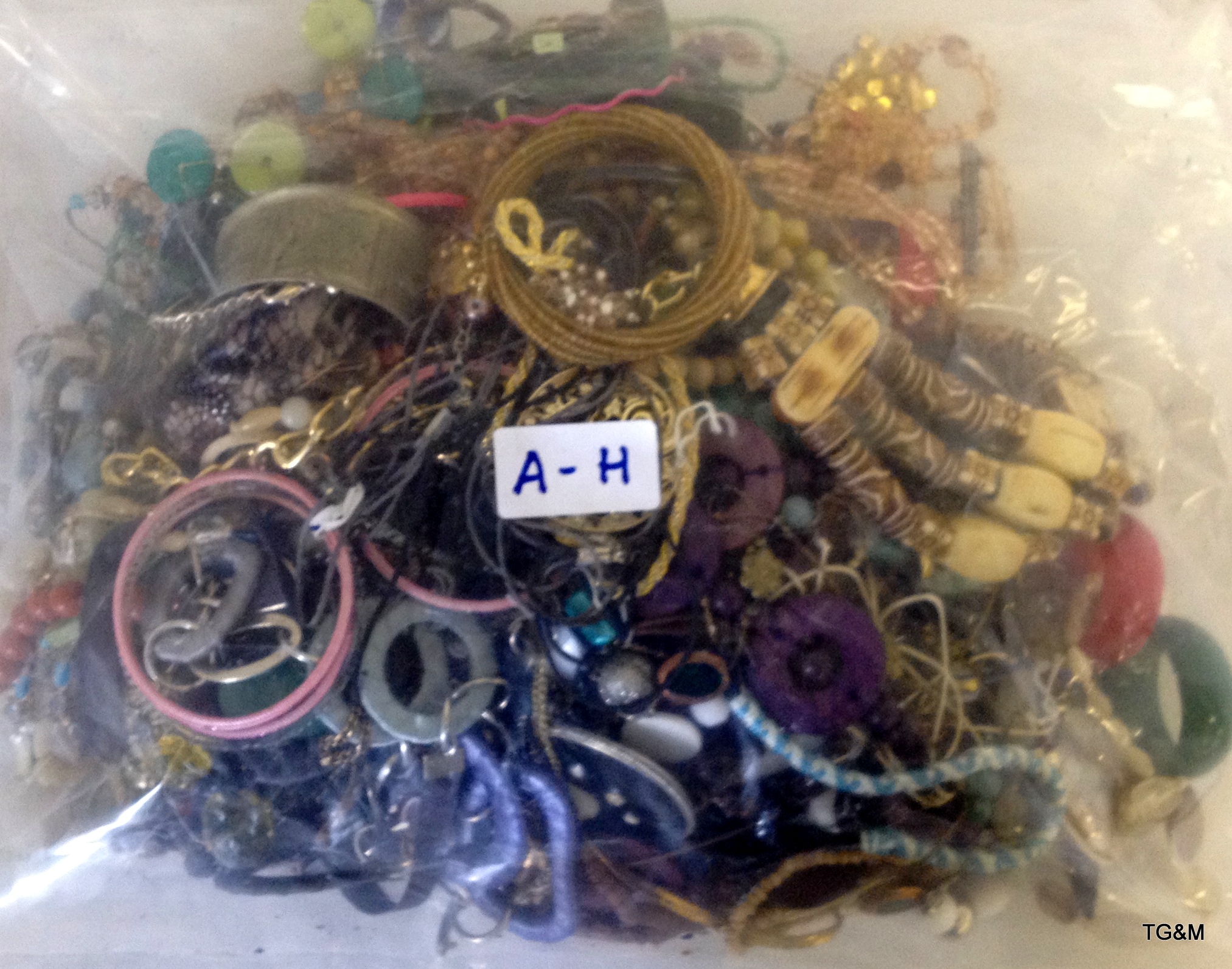 Bag of misc costume jewellery