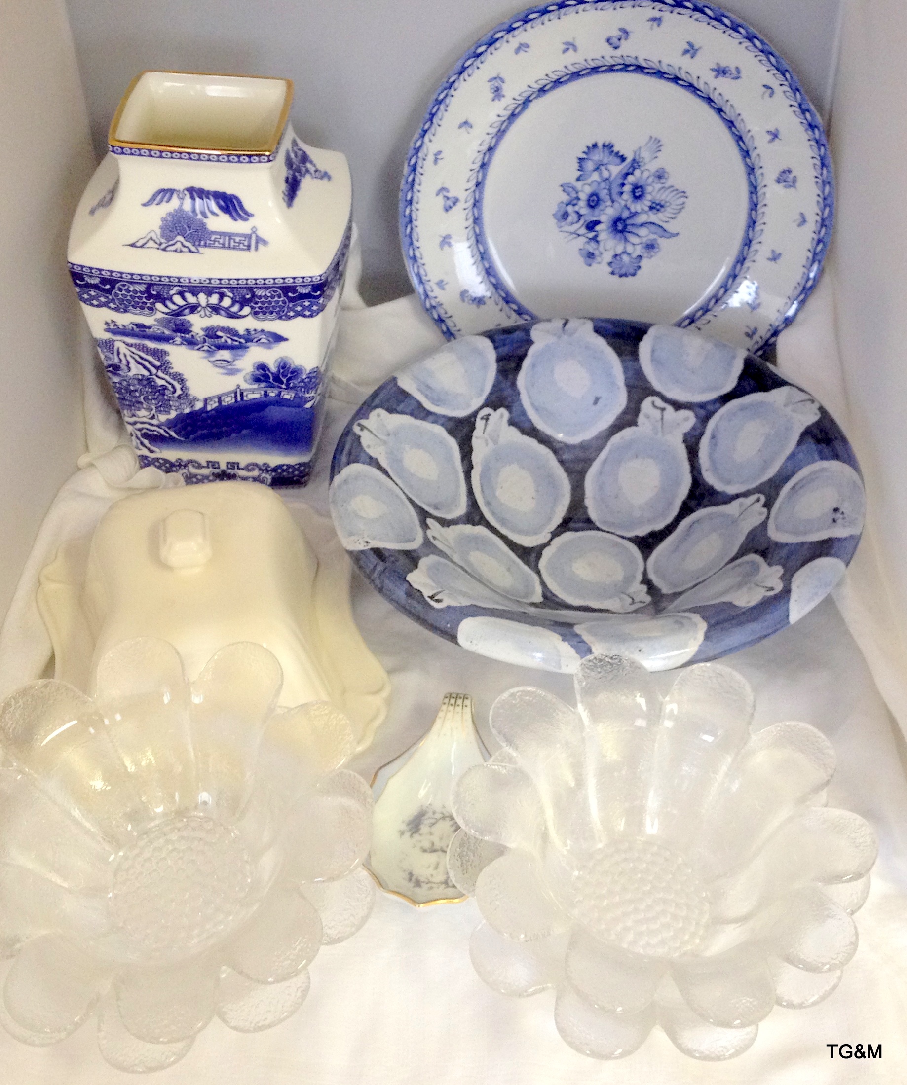 Mixed china and glassware