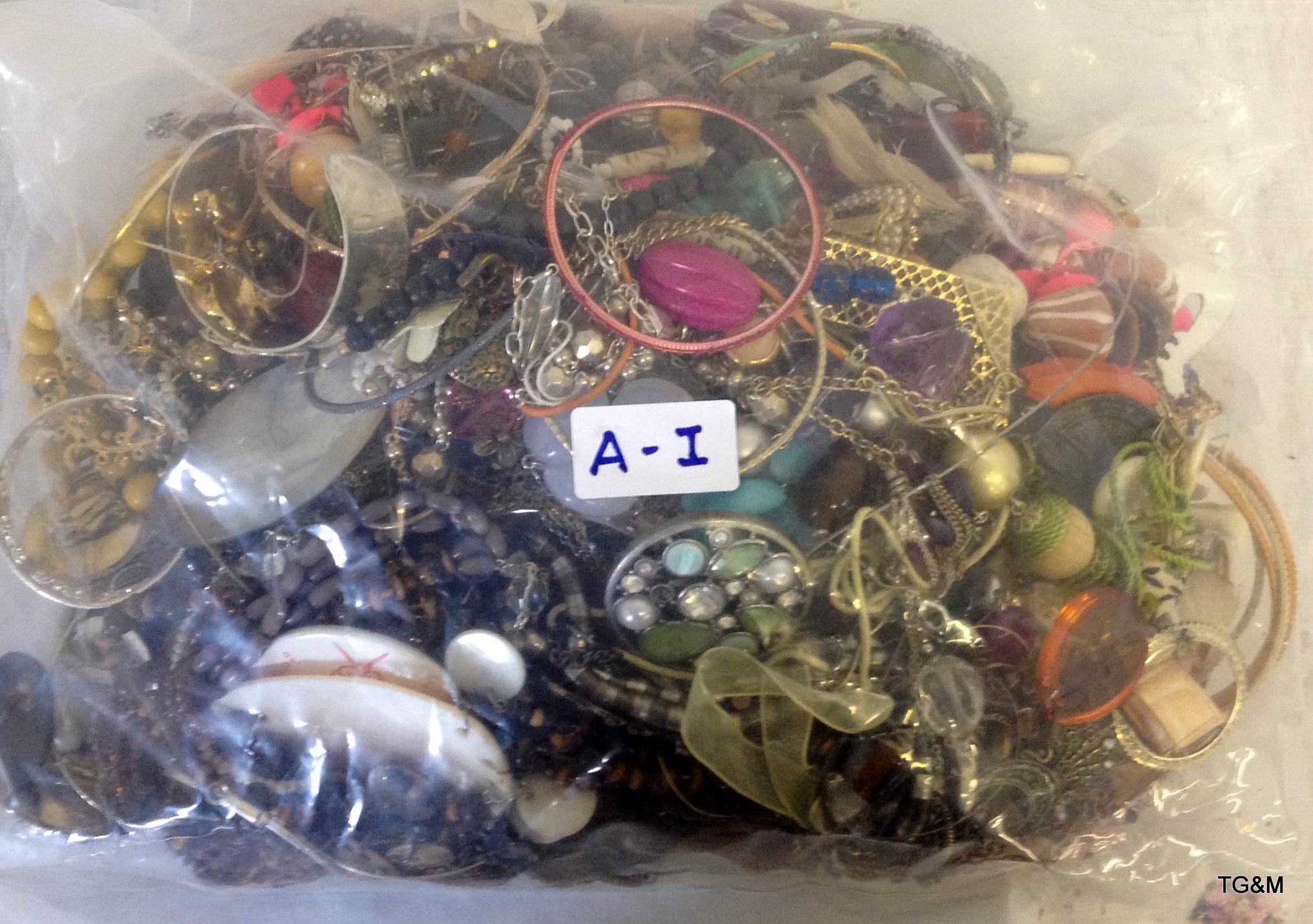 Bag of misc costume jewellery