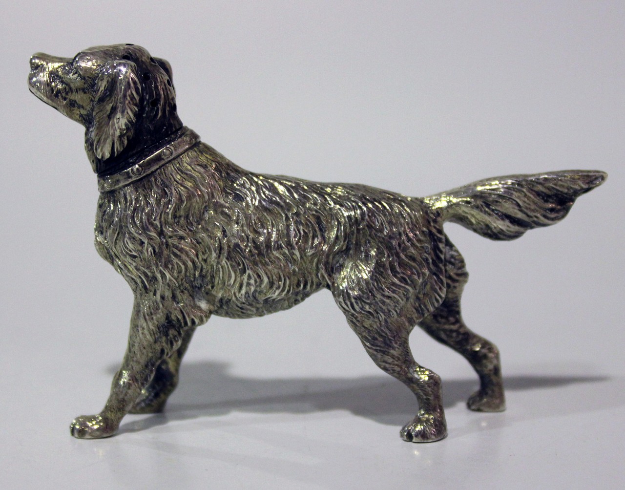 An Edwardian silver novelty pepper in the form of a retriever, London 1906 by William Edward - Image 3 of 4