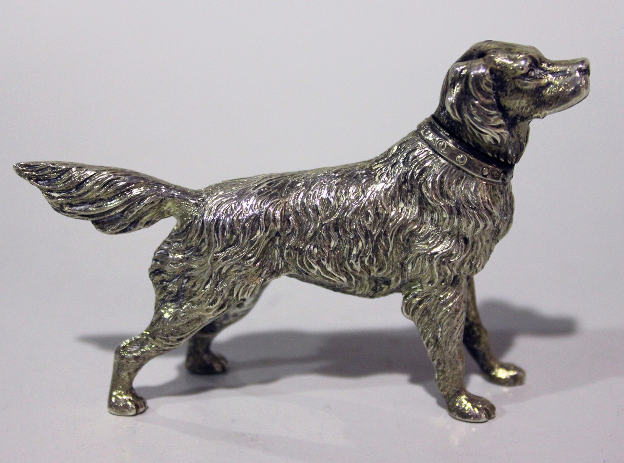 An Edwardian silver novelty pepper in the form of a retriever, London 1906 by William Edward - Image 2 of 4