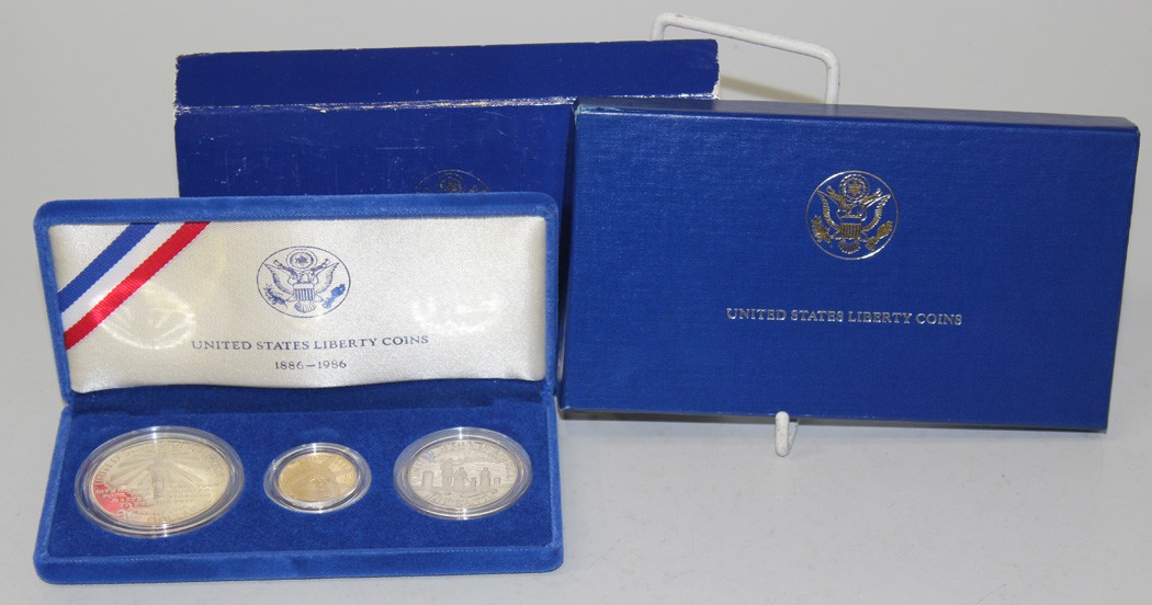 A set of three United States Liberty coins 1986, comprising gold five dollars, dollar and half