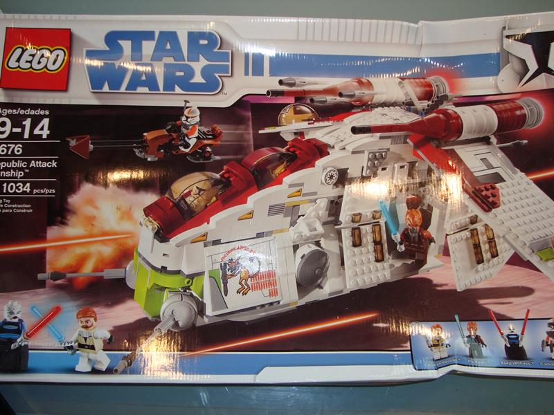 A Star Wars lego set 'Republic Attack Gunship' number 7676. Unchecked by Toy 444 but vendor