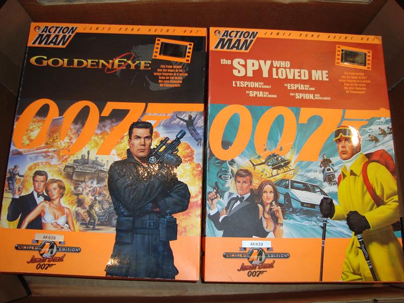 A pair of mint boxed special collector edition action man James Bond figures.

Condition 1/2
Box