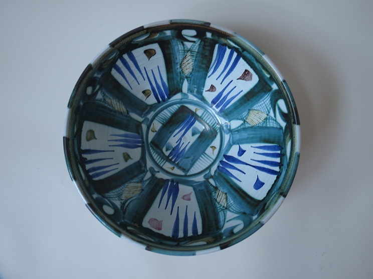 ALAN CAIGER-SMITH (b1930) An Aldermaston pottery large bowl, green and blue painted line and swirl - Image 2 of 3