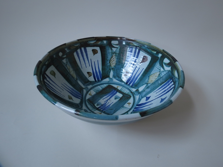 ALAN CAIGER-SMITH (b1930) An Aldermaston pottery large bowl, green and blue painted line and swirl