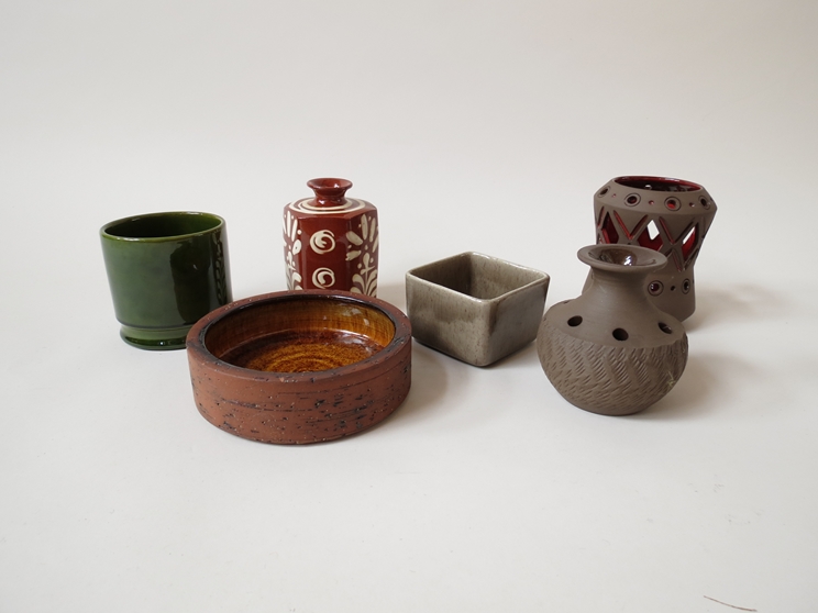 Six pieces of Swedish ceramic including Hoganas, Marianne Gasson for Tolla, Toreboda, Magnus Haglund