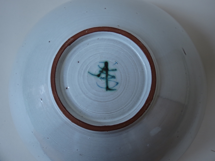 ALAN CAIGER-SMITH (b1930) An Aldermaston pottery large bowl, green and blue painted line and swirl - Image 3 of 3