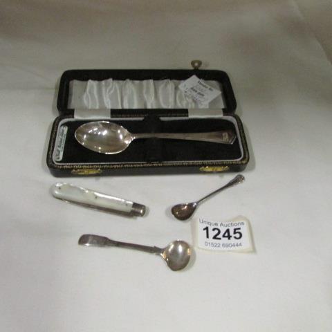 A silver tea spoon, 2 silver salt spoons and a silver pen knife
