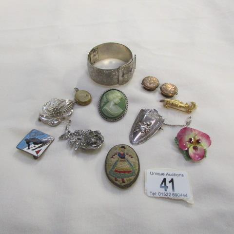 A mixed lot of jewellery including brooches etc