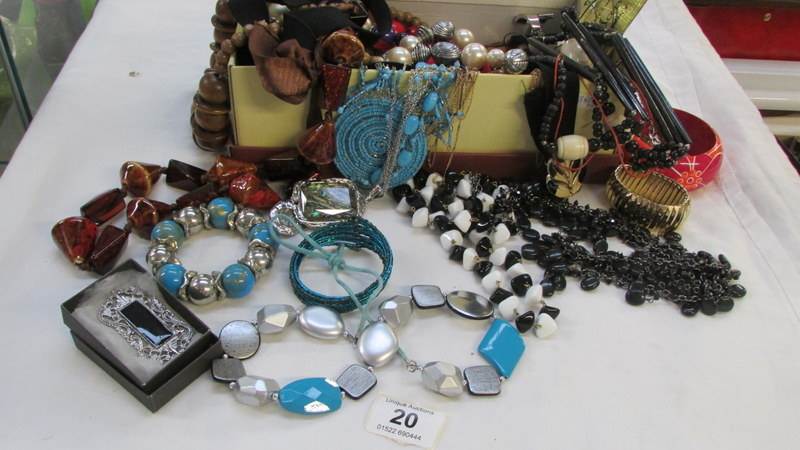 A mixed lot of costume jewellery