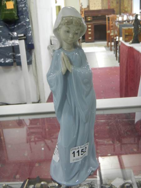 A Lladro girl at prayer (27cm)