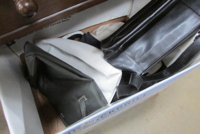 A quantity of leather and other handbags