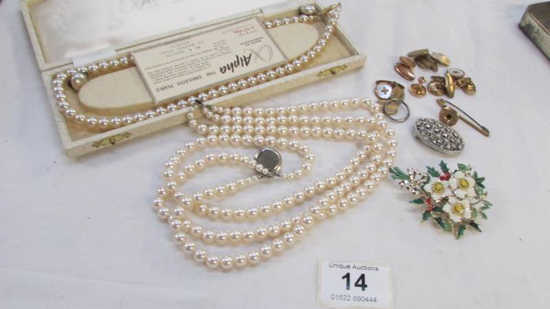 A mixed lot of costume jewellery including pearls etc