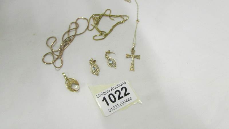 A mixed lot of gold jewellery including pendant, chains etc