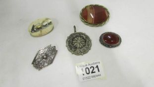A mixed lot including silver pendant, silver brooch, 2 stone inset brooches and brooch depicting dog
