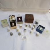 A quantity of thimbles and a brass inlaid box