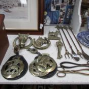 A mixed lot of brassware including elephant brasses, toasting forks, doorknockers etc
